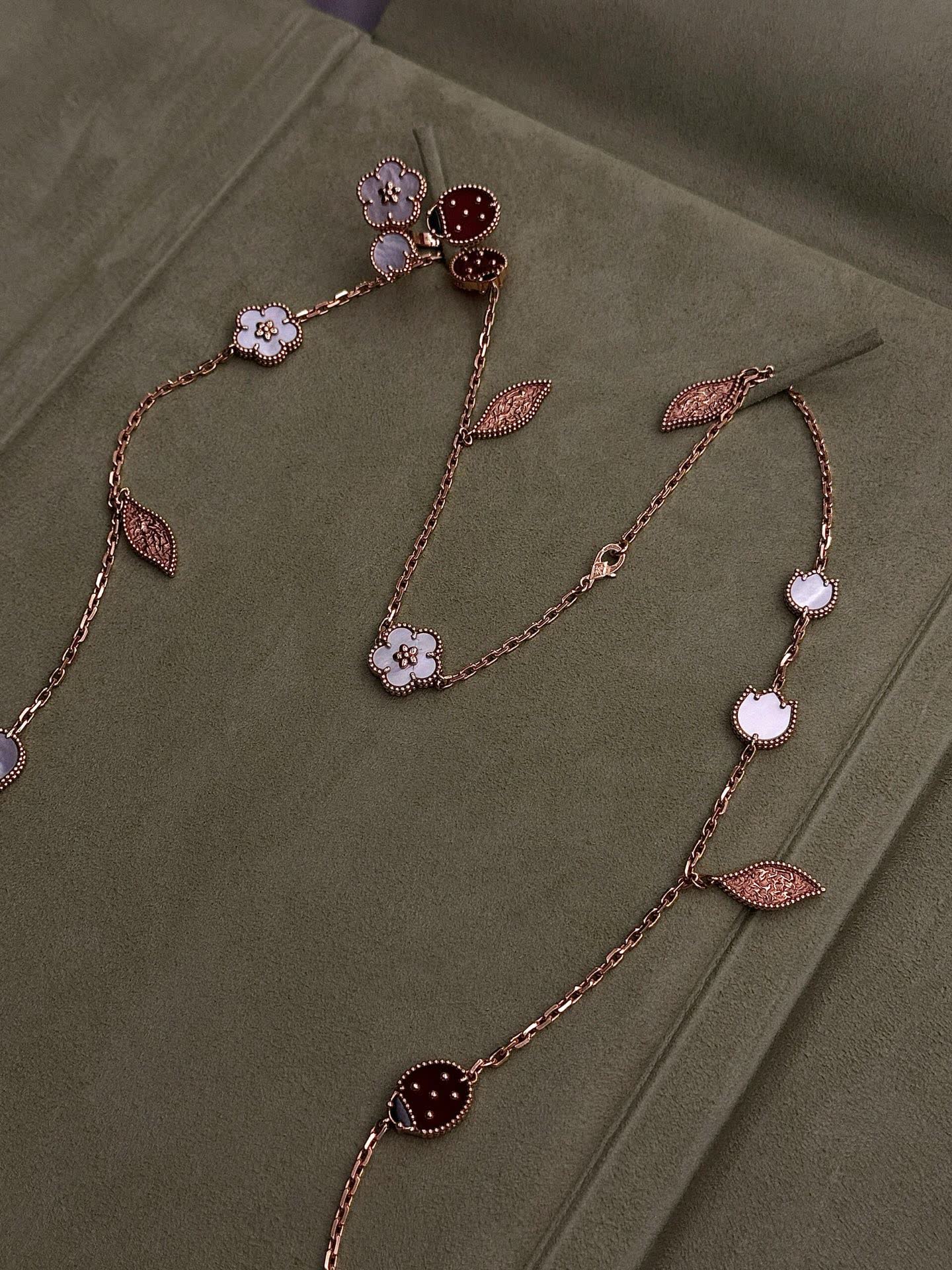 Van Cleef & Arpels floral and leaf necklace